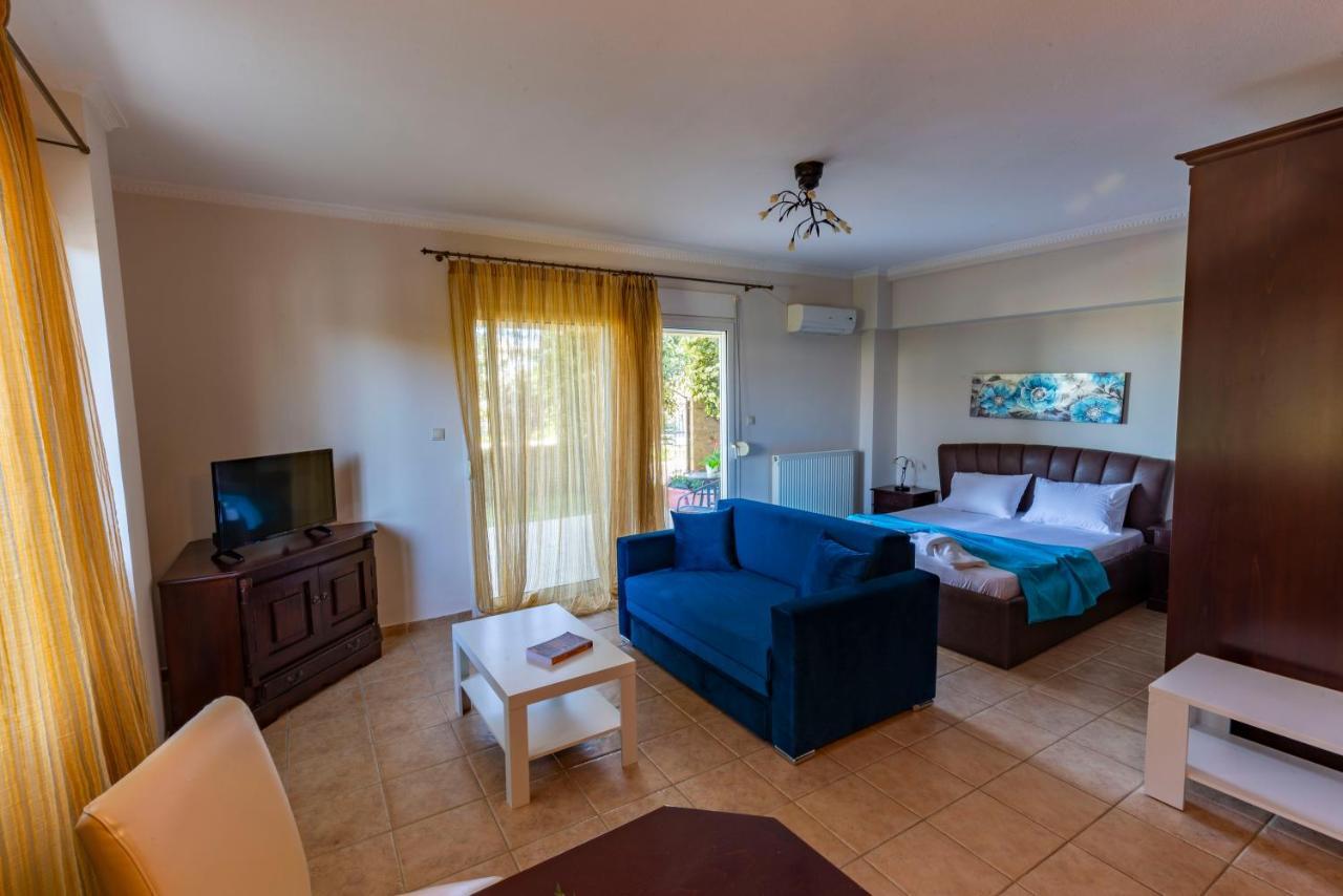 Elvis Nest Apartment Nea Moudania Bagian luar foto