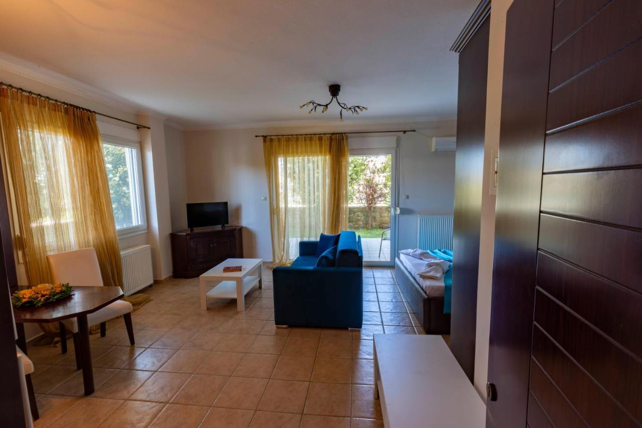 Elvis Nest Apartment Nea Moudania Bagian luar foto