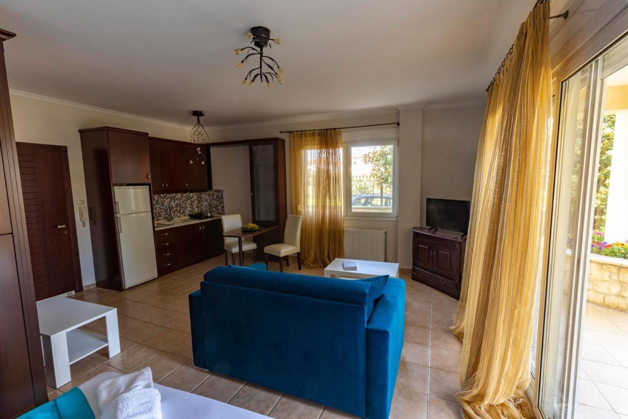 Elvis Nest Apartment Nea Moudania Bagian luar foto