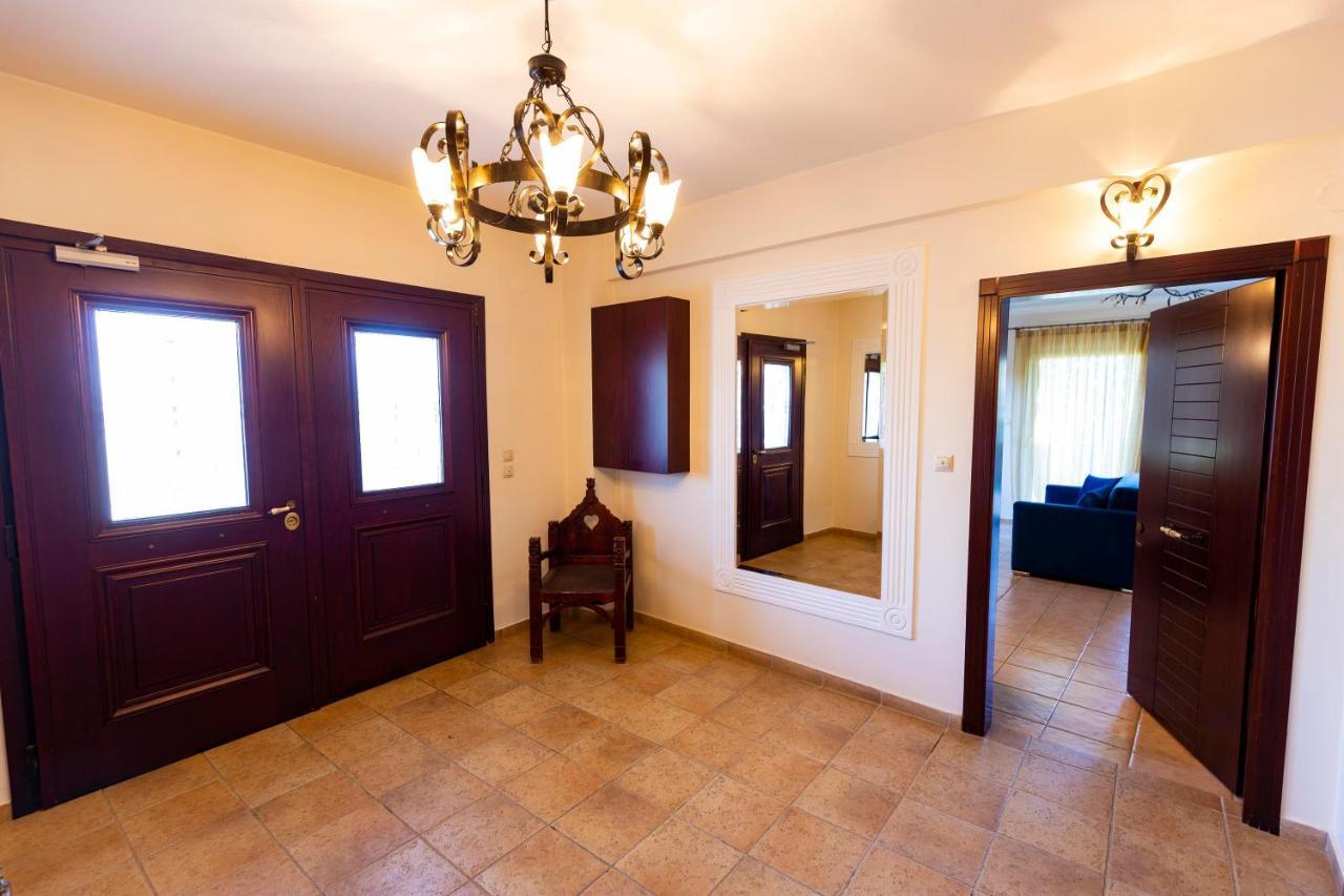 Elvis Nest Apartment Nea Moudania Bagian luar foto